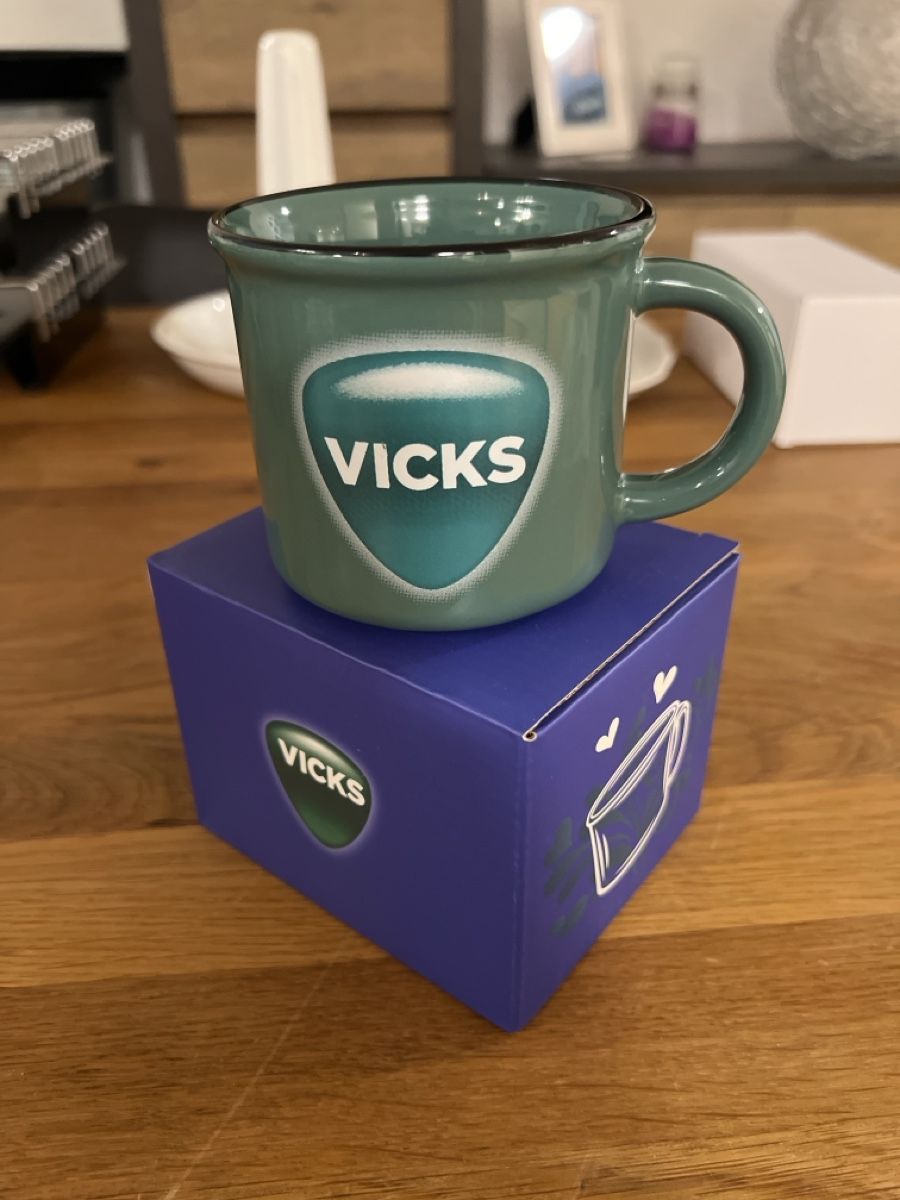 Tassen: Vicks Tasse mit Geschenkbox neu Ovp – Neu und originalverpackt aus Uznach von Apuutze