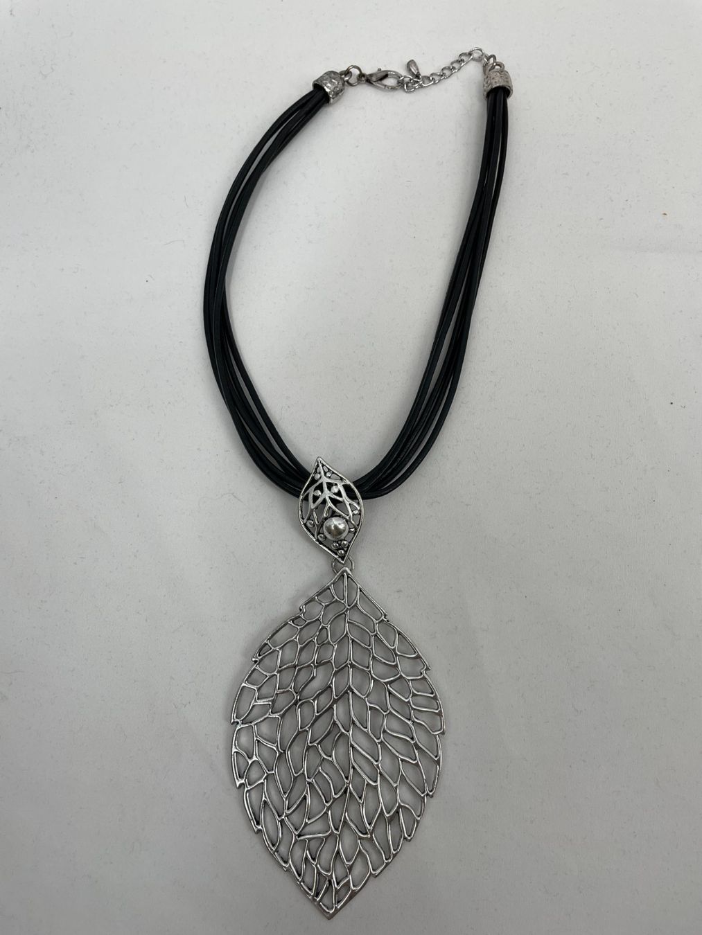 Catenine: Collier cordon noir/ feuille – Usato da Lausanne venduto da PlusValue_Lausanne 1