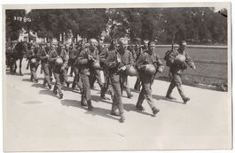 Soldaten in Marschmontur, um 1940