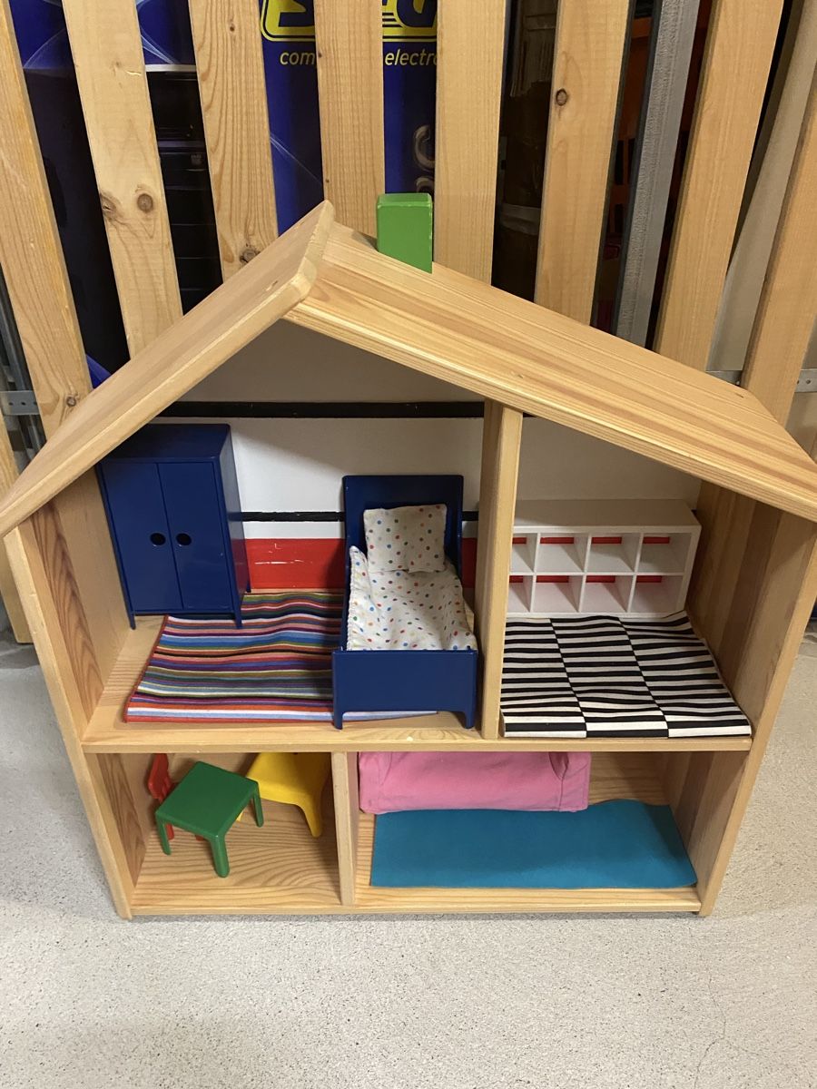 Ikea Case e mobili per bambole: Ikea Holzpuppenhaus mit Inhalt – Usato da Uster venduto da muse70 4