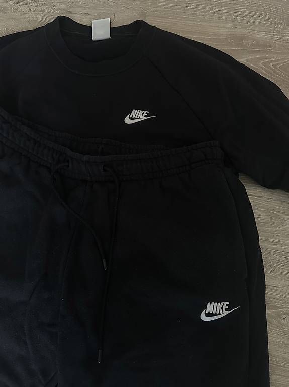 Completi: Nike Trainingsanzug Schwarz – Usato da Spreitenbach venduto da Sabrina.dc
