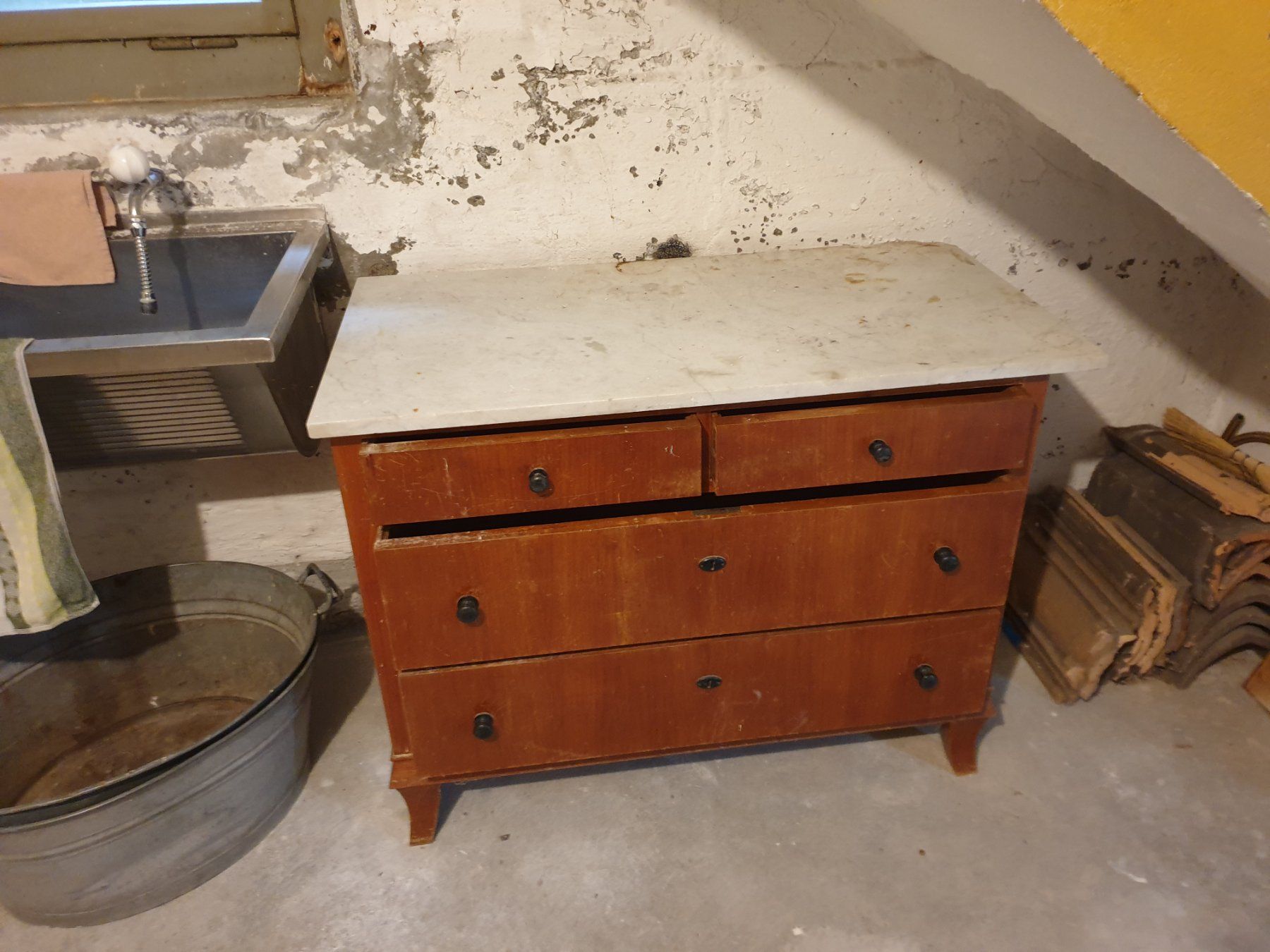 Cassettiere: Sideboard Kommode mit Marmorblatt 107 X 55 X 80cm hoch – Usato da Wädenswil venduto da verebe
