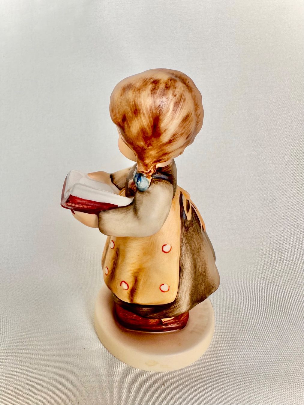 Hummel Statuette: Goebel Hummel Figur Mädchen "Fehlt noch was?" mit Plattform – Usato da Steinen venduto da SputnikSweetheart 3