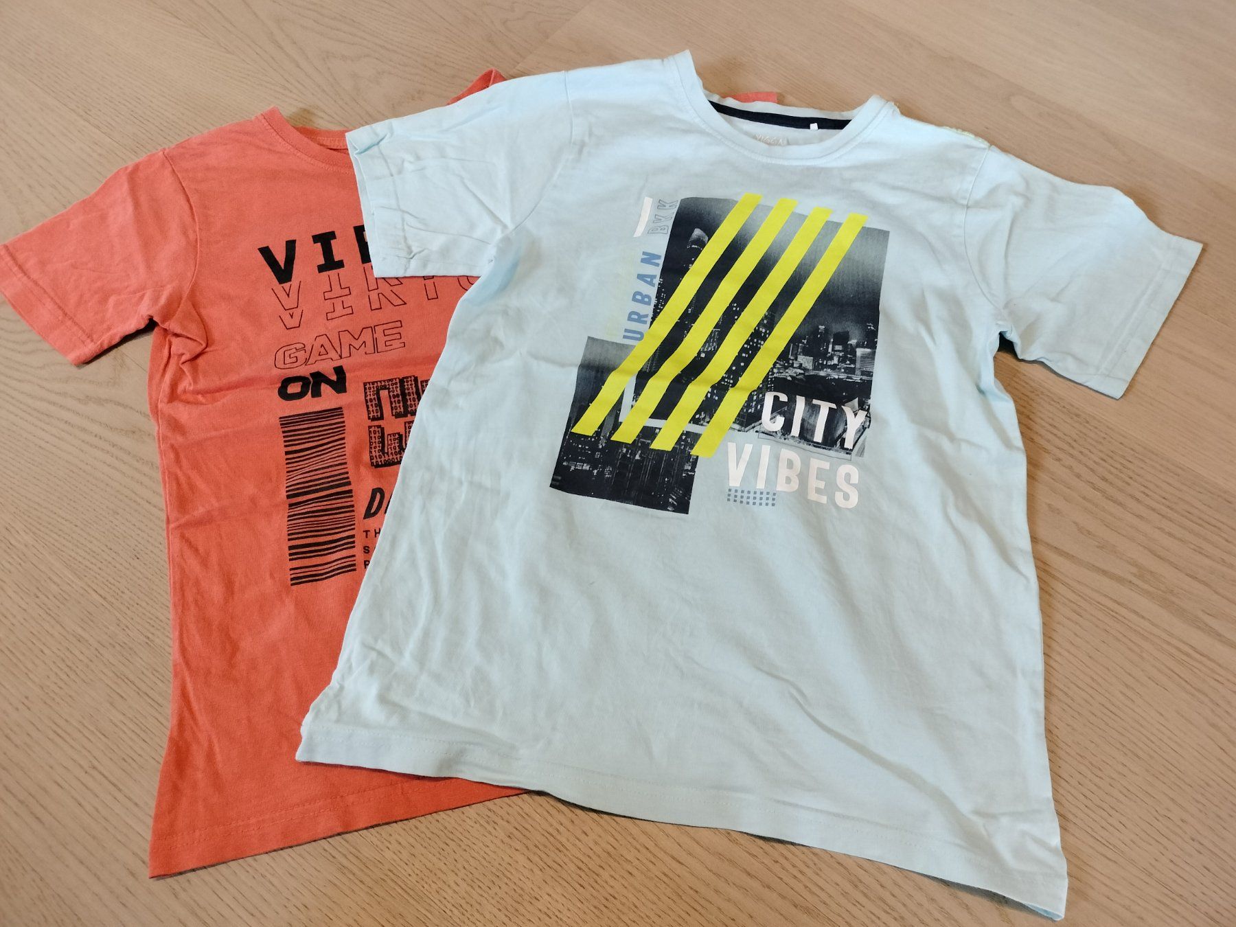 Camicie, T-shirt & Polo: 2x T-Shirts 134/140 – Usato da Neftenbach venduto da TheKringel