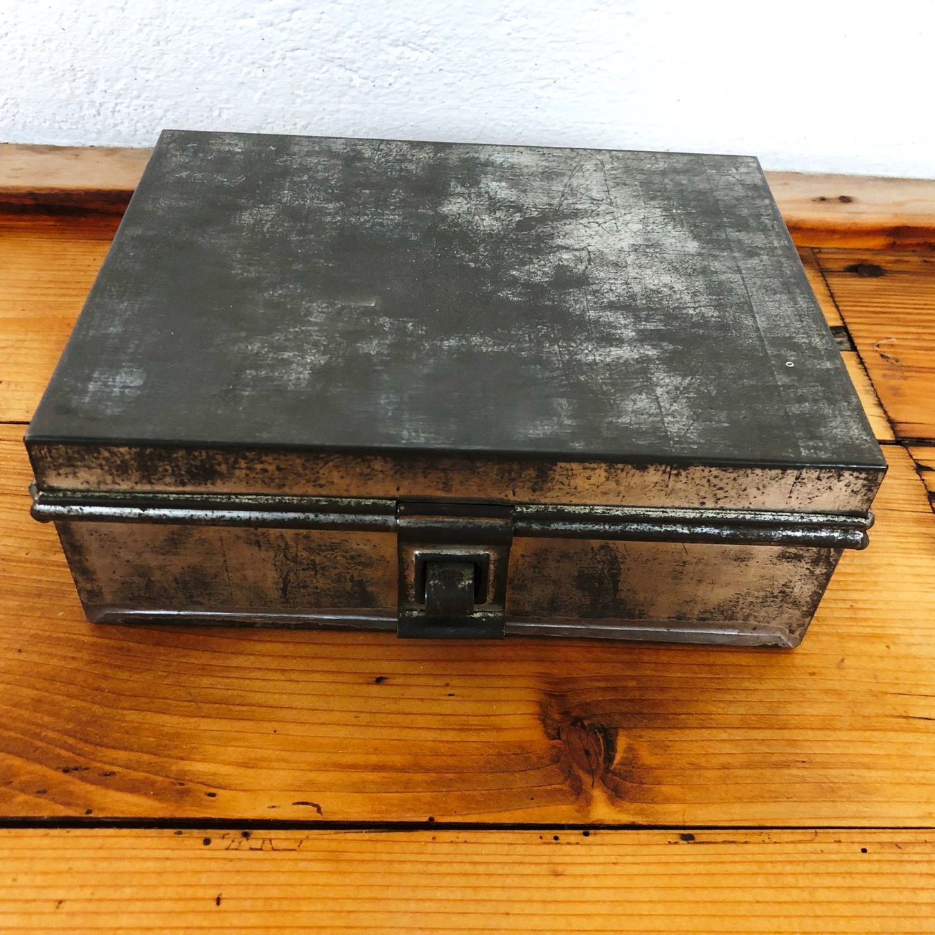 Registratore di cassa: Antiker Blechdose, Box Aufbewahrungsbox aus Eisen – Usato da Arisdorf venduto da Liquidus 1