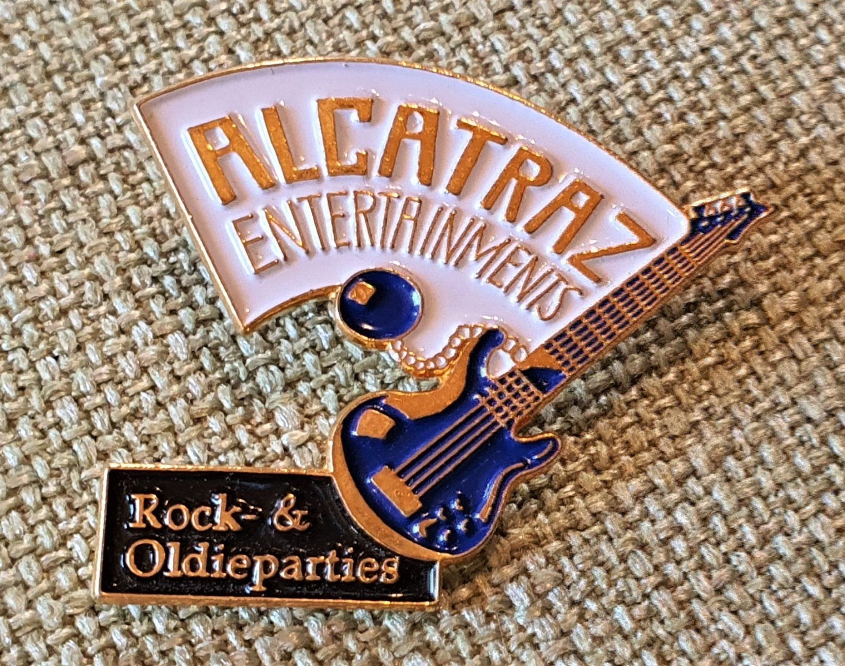 Vestiti & Gonne: E067 - Pin Alcatraz Entertainments Rock – Usato da Reinach BL venduto da Boston-Verkauf