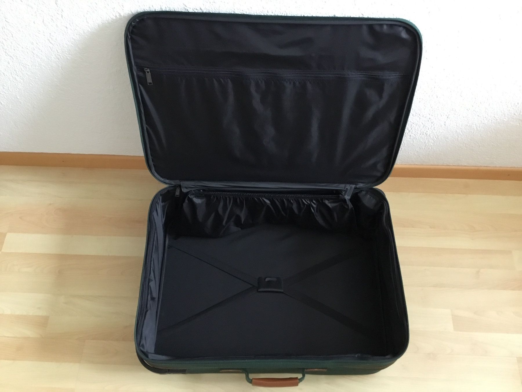 Valigie: Stabiler Pack Easy Koffer aus Stoff mit Rädchen – Nuovo (secondo la descrizione) da Chur venduto da nad_xr6y 2