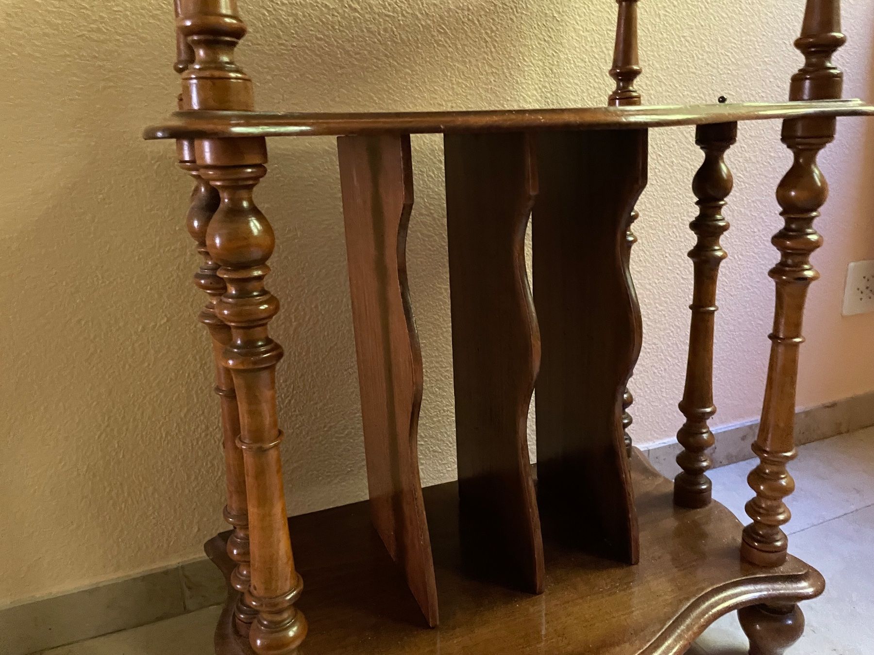 Scaffali: Etagère Neobarock der Gründerzeit – Usato da Bern venduto da Ansouis 1
