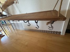 hängendes Weinglasregal aus Holz