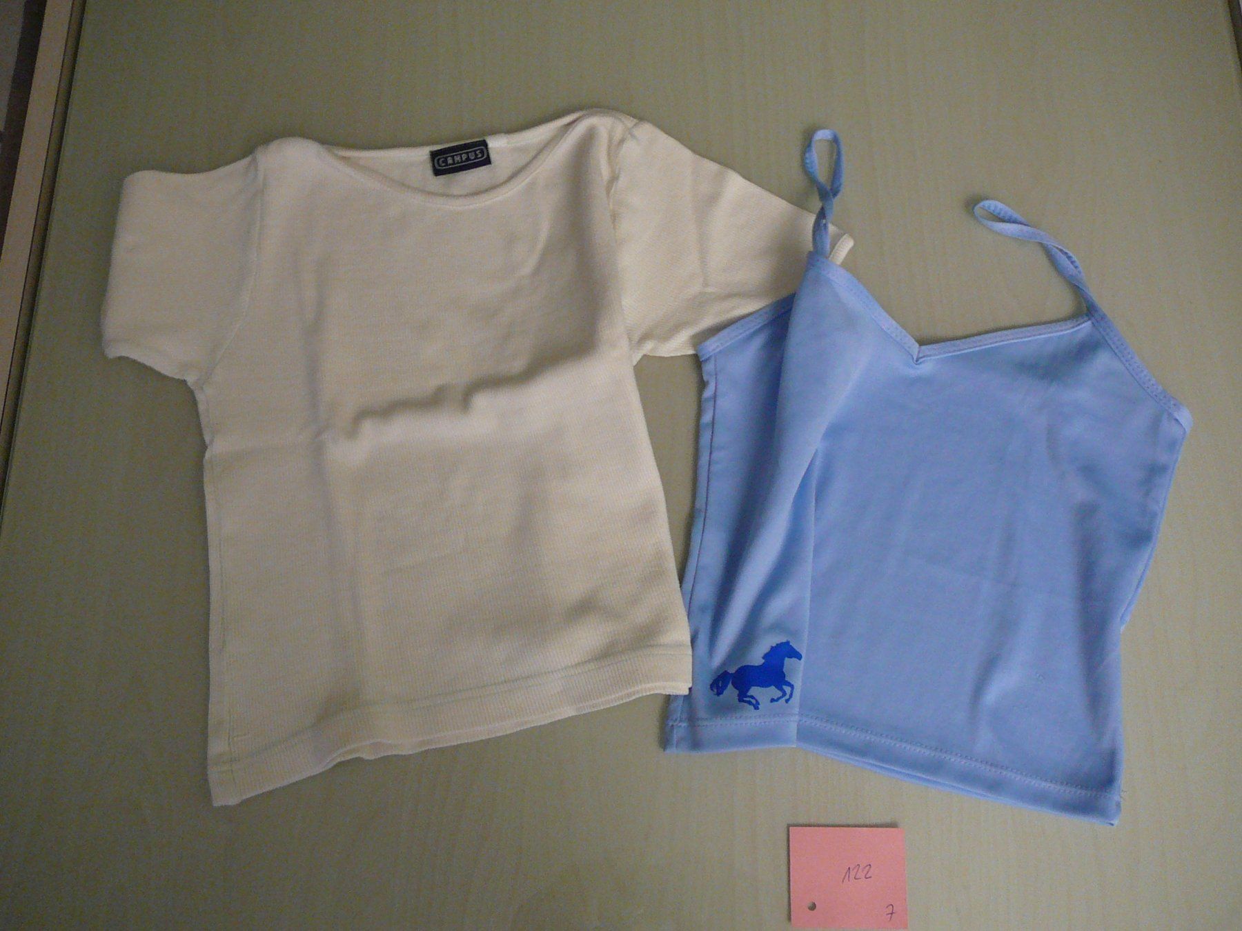Camicette, T-shirt & Top: 1 T-Shirt und 1 Top Grösse 122 – Usato da Malters venduto da burzi