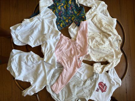 Baby: 1 Hüetli, 1 Jäckli, 5 Leggings, 9 Strampler 52-68