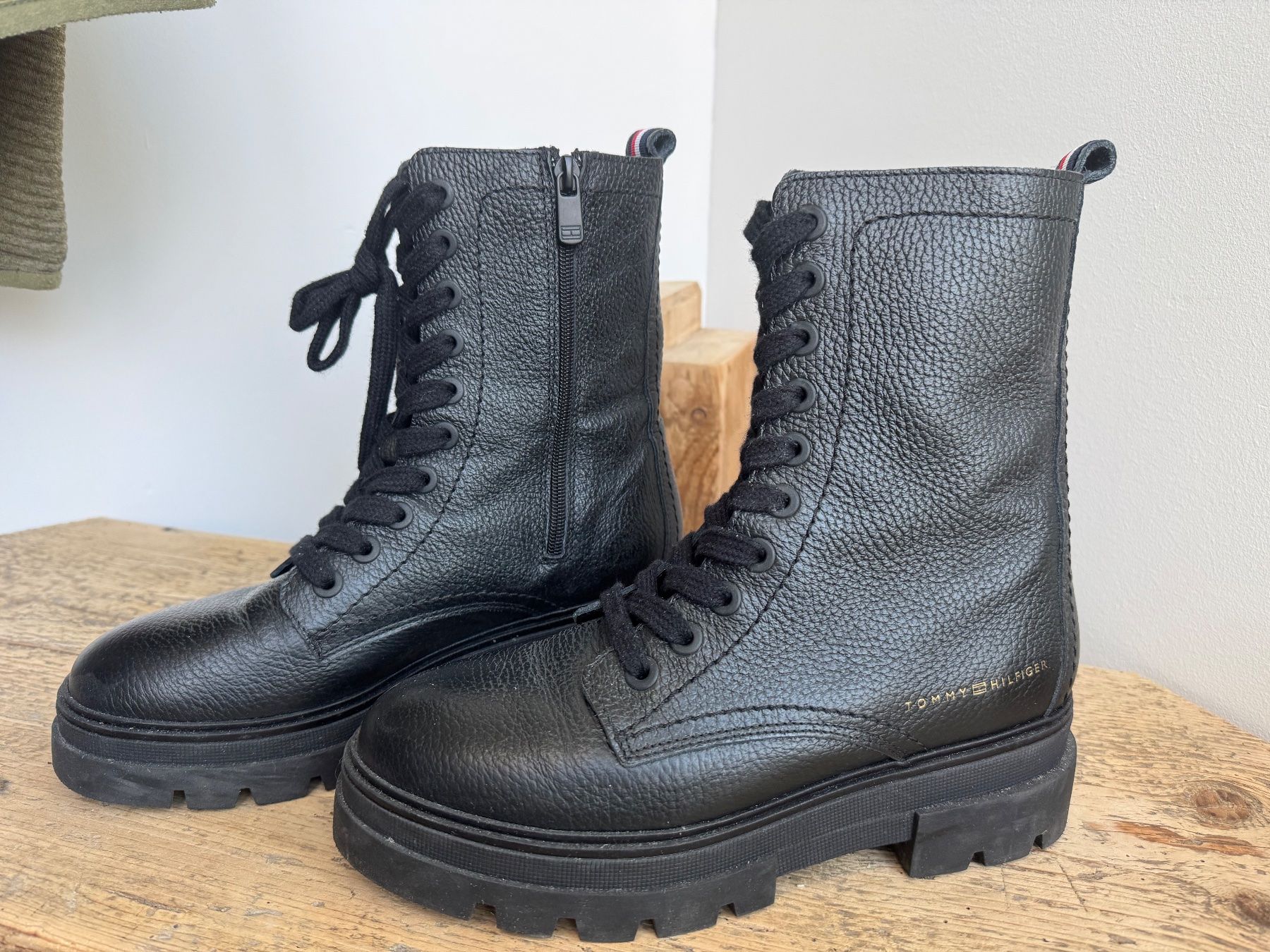Tommy Hilfiger Scarpe da donna: Tommy Hilfiger Stiefel Gr. 39 – Usato da Oberried Brienz venduto da Susie1988