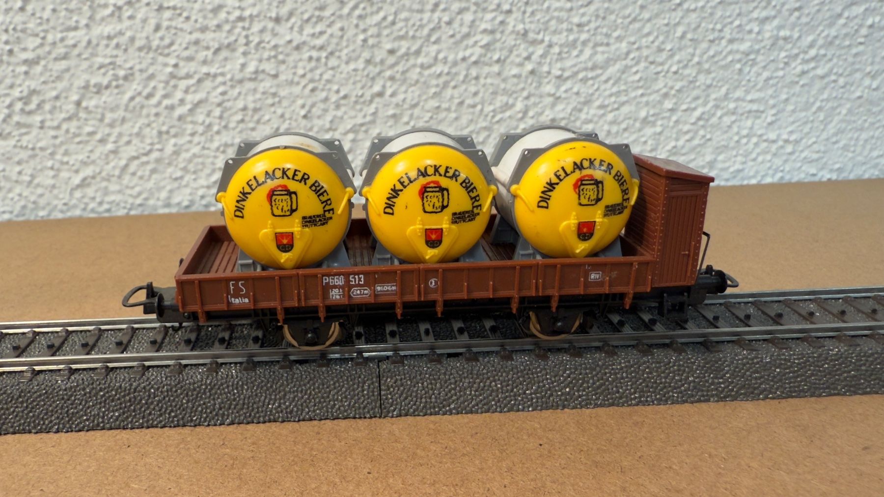 Lima Modellini di ferrovie: Lima H0 Bierwagen mit Dinkelacker Bier Fässer H0 / DC – Usato da Schlieren venduto da rat_lq6b 1