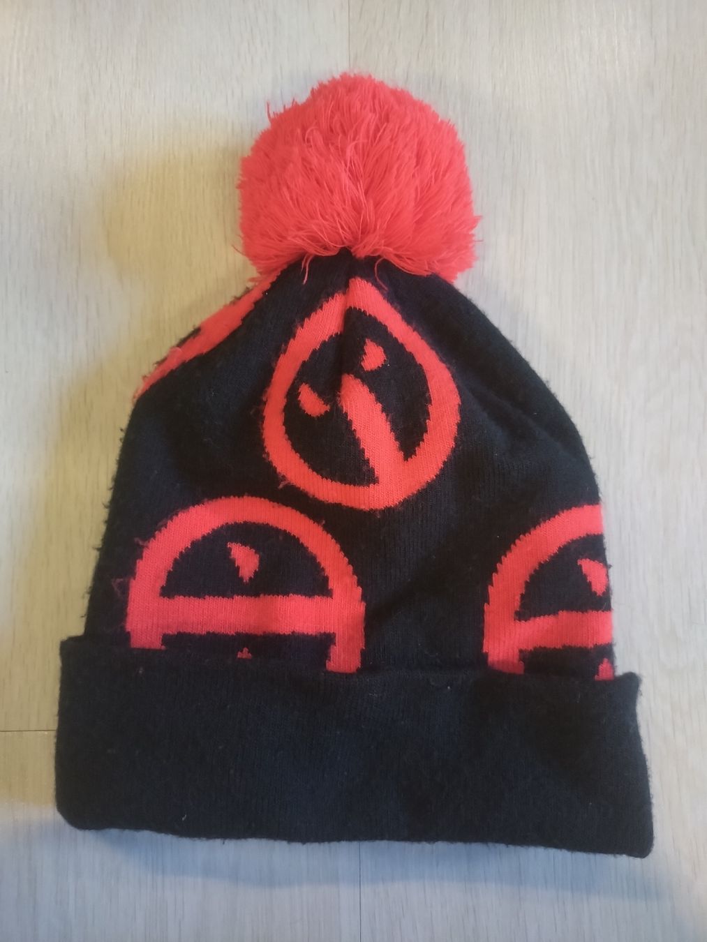 Copricapi, berretti & cappellini: Bonnet Deadpool Marvel noir rouge avec pompon  – Usato da Farvagny-le-Grand venduto da LaCaverne 2