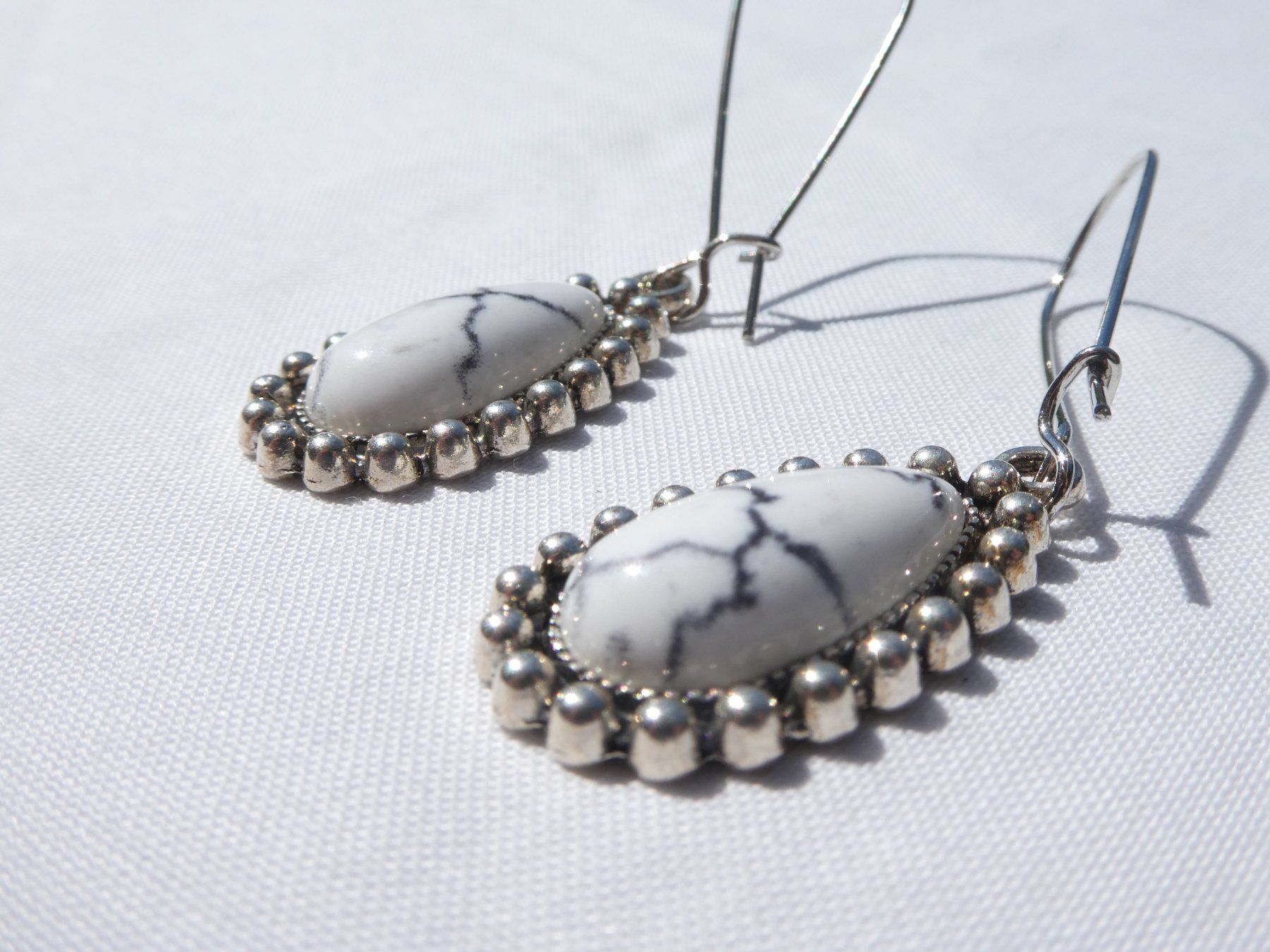 Ohrringe & -stecker: Ohrhänger mit Howlith-Stein, Modeschmuck; neuwertig – Neu (gemäss Beschreibung) aus Gattikon von kaandooh 1
