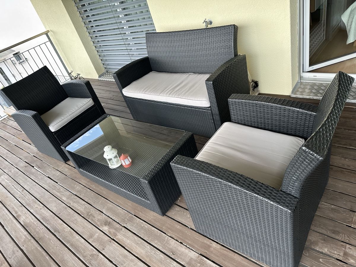 Set di tavolo e panche: Rattan lounge – Usato da Kerzers venduto da Don_ggf7
