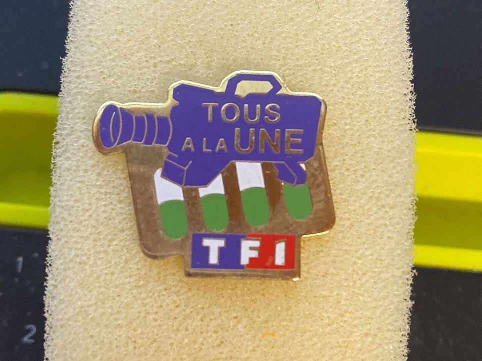 Plaketten & Abzeichen: PIN'S - TF1 - TOUS A LA UNE – Gebraucht aus Le Brassus von cinema13