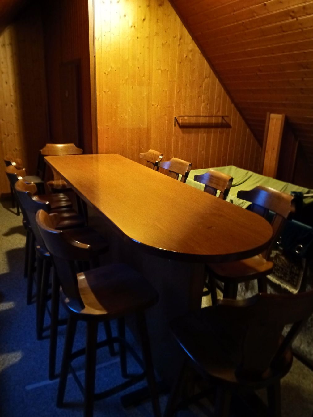 Sgabelli: 12 Barhocker aus Massivholz mit Bartisch – Usato da Lupfig venduto da sustom 5