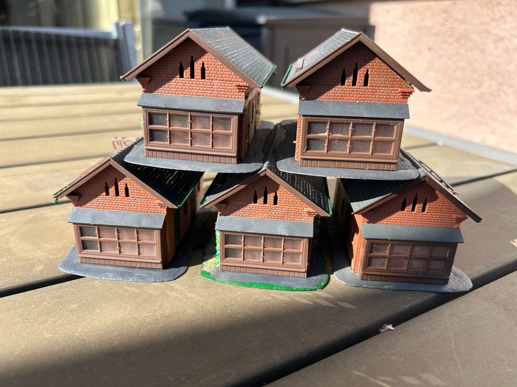 Kibri Modellini di ferrovie: Kibri set de 5 maisons briques rouges H0 – Usato da Villeret venduto da Sonicjojo 1