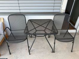 Gepflegtes Balkonmöbel-Set (Metall / Lochblech-Optik)