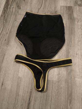 Set intimo nero con paillettes e borchie dorate