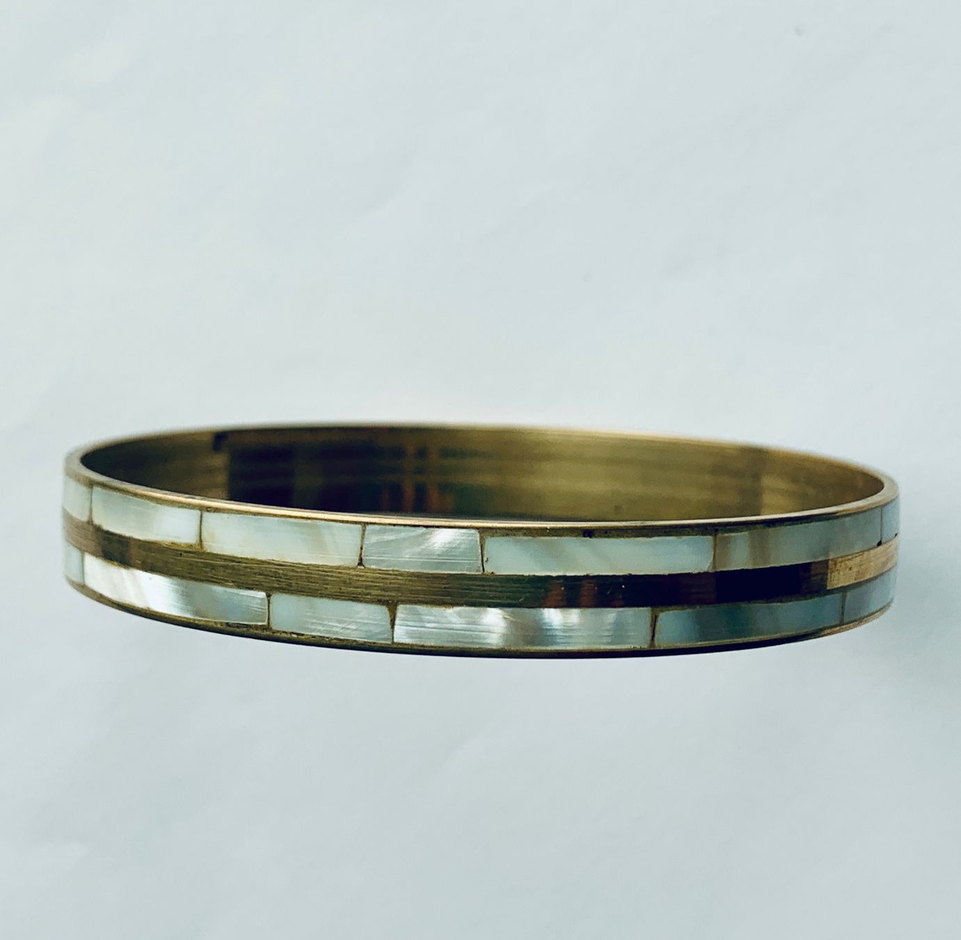 Bracciali & Braccialetti: Vintage Armreif Messing Perlmutt – Usato da Bern venduto da Flora.Sonea