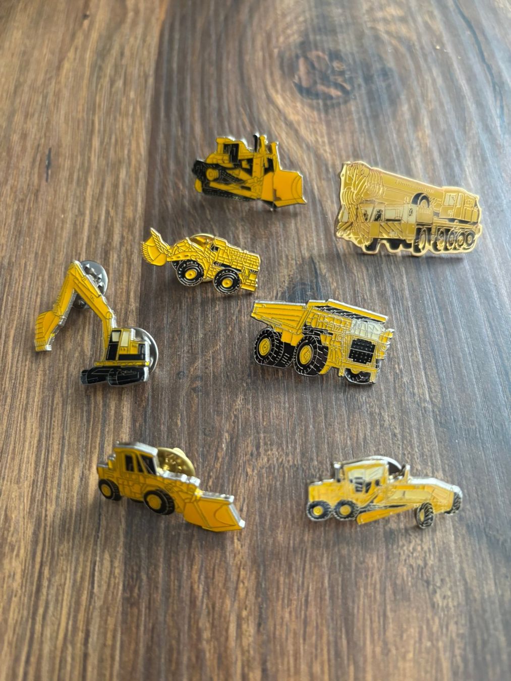 Plaketten & Abzeichen: 6 Stk. Pin - Bagger, LKW etc. – Neu (gemäss Beschreibung) aus Kleinandelfingen von 2Baba3