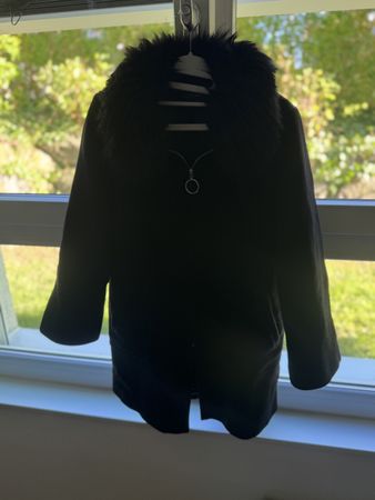 Zara Frühlingsmantel mit Fellkragen schwarz, Grösse M