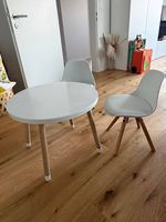 Kindertisch und zwei Stühle von Micasa