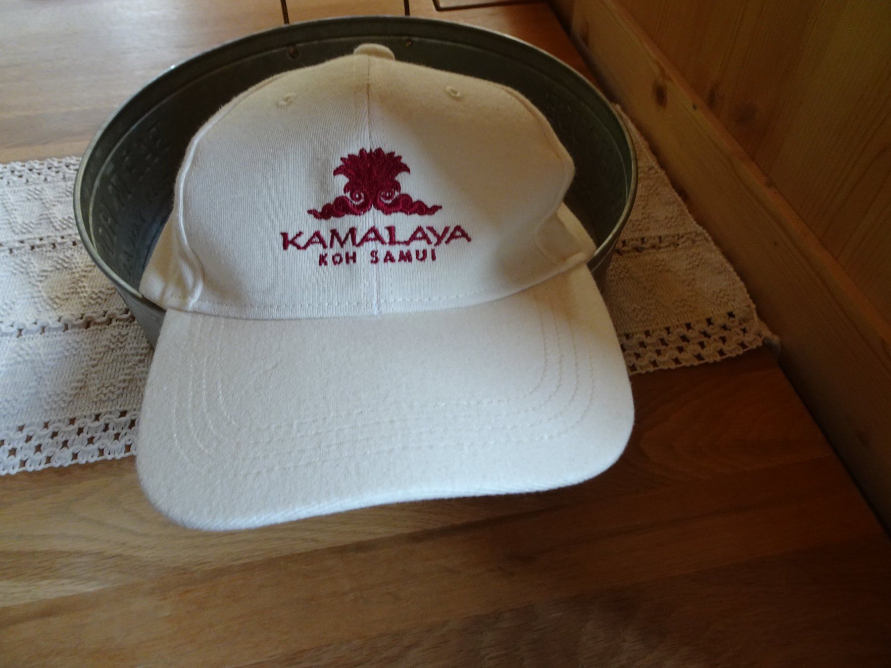 Copricapi, berretti & cappellini: Hellbeiges Cap Kamalaya Koh Samui  - 426188 – Usato da Küssnacht am Rigi venduto da Good4Deckeli