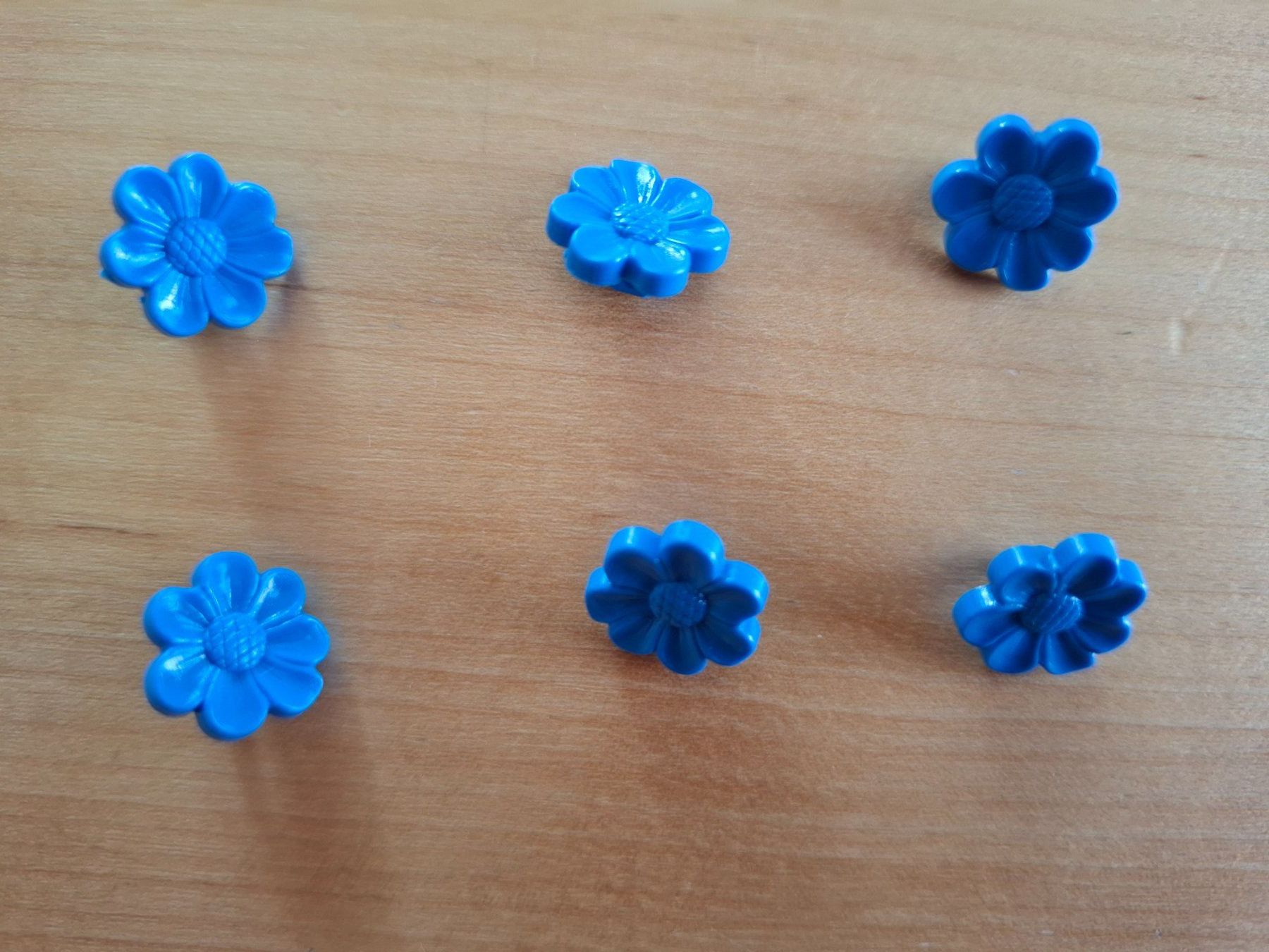 Bottoni: 6 Kunststoffknöpfe blaue Blümchen, Ösenknopf – Usato da Zürich venduto da Romi169 1