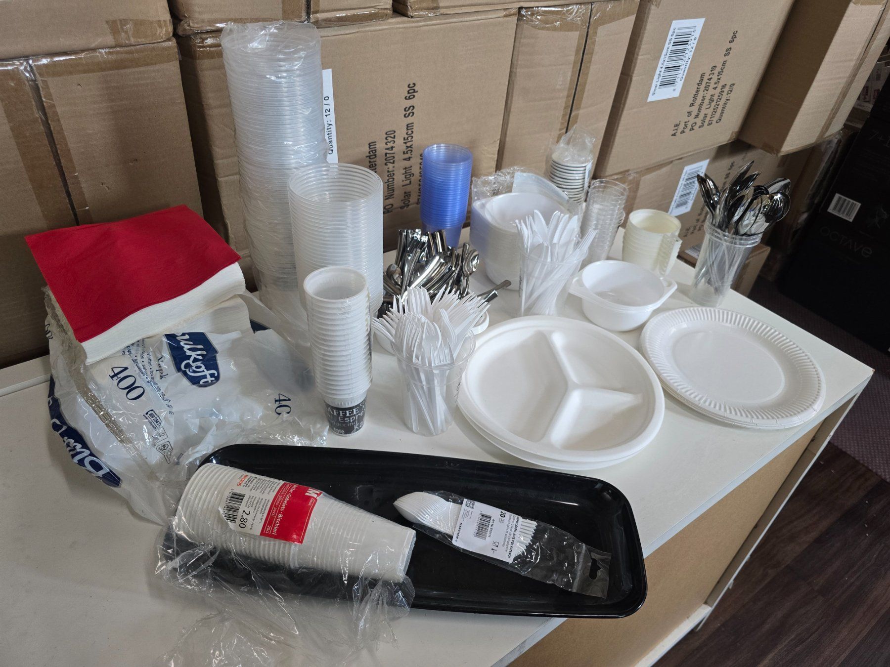 Services de table: Posten mit diversem Einweg Partymaterial ab 1.- – Neuf (Voir description) à KRINAU par Mio_Liqstyle 4