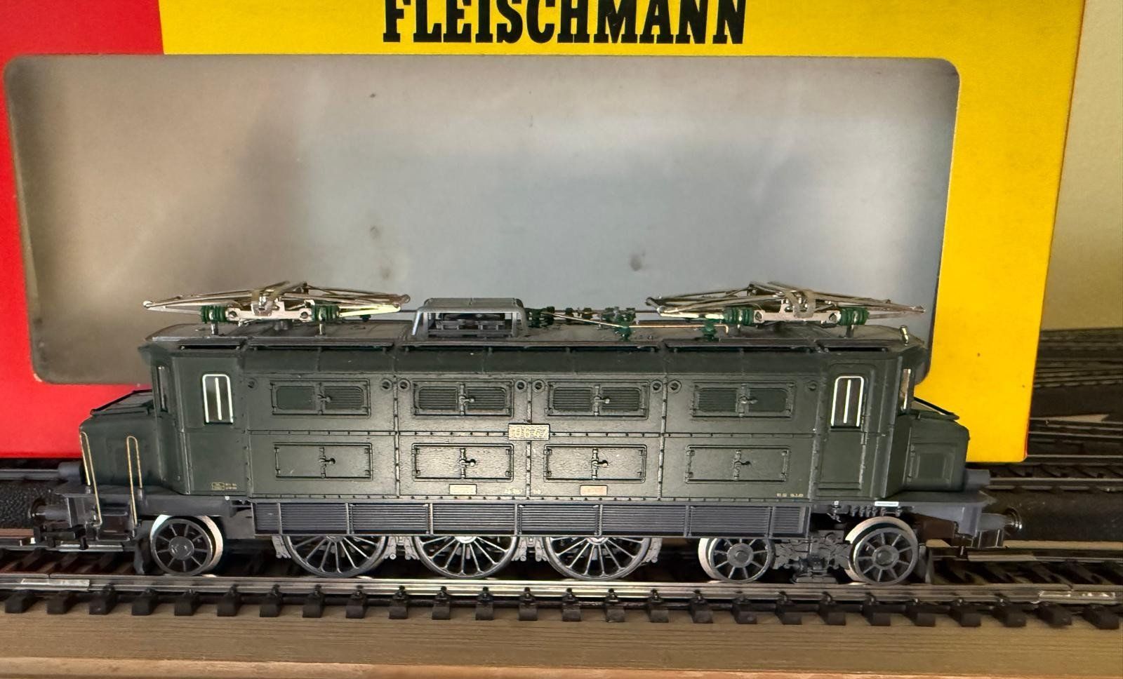 Fleischmann Modellini di ferrovie: Fleischmann 4345 - E-Lok Ae 3/6' 10647 der SBB CFF FFS – Usato da Belp venduto da mahuzi