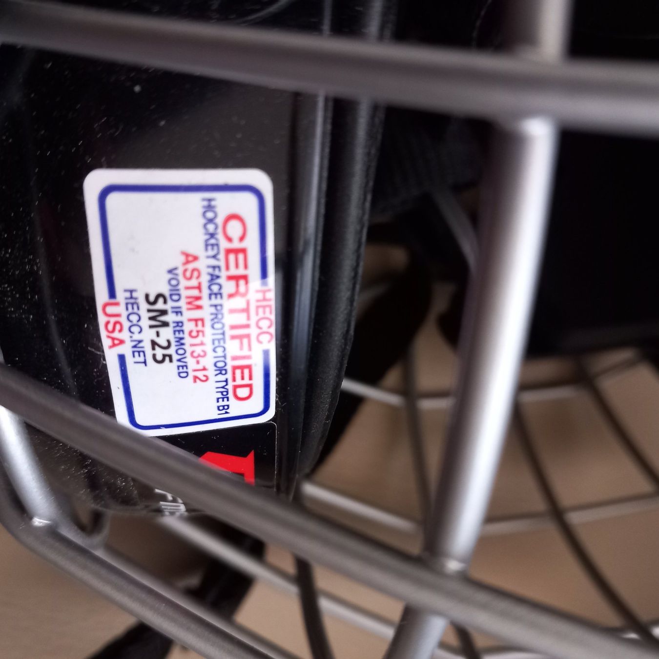 Fussball- & Hockeytore: Eishockey helm+ knie  & Ellbogen – Neu (gemäss Beschreibung) aus Basel von  1