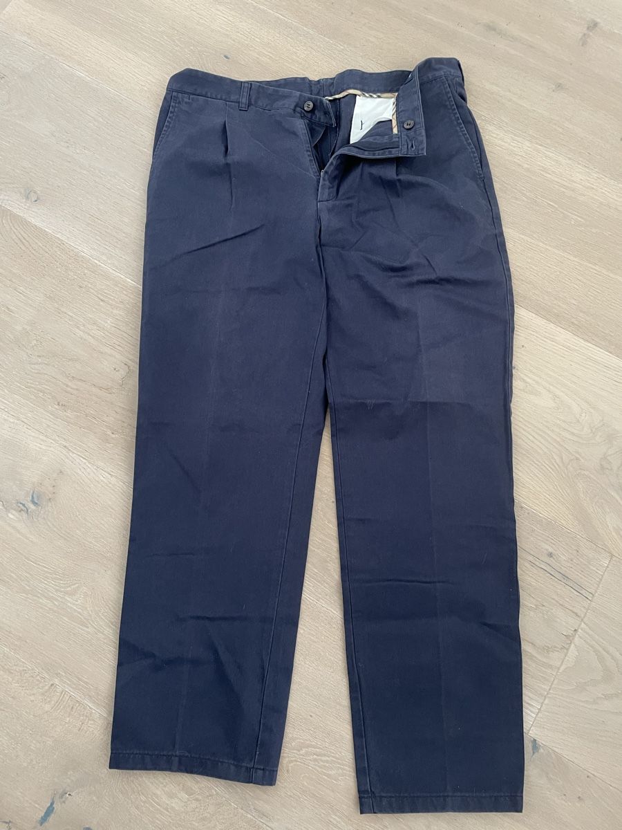 Burberry Hosen: Burberry Chino Hosen EU48 – Gebraucht aus Zug von funfunfunzig