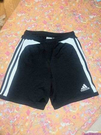 Sportliche Adidas Shorts für den Sommer, Grösse M