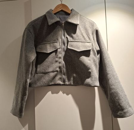 Kurze Jacke grau mit Reissverschluss guter Zustand