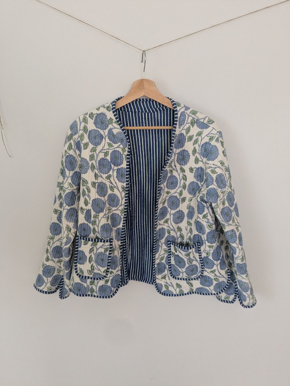 Giacche: Steppjacke Blumenmuster blau Grösse 36  – Usato da Rorschach venduto da olg_5qq2