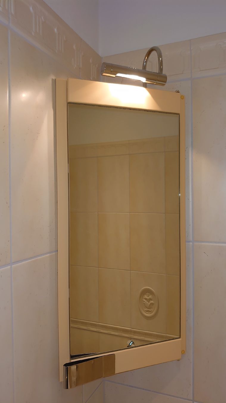 Armadietti a specchio: Eck-Spiegelschrank Badezimmer mit Beleuchtung – Usato da Pfäffikon SZ venduto da Wild0
