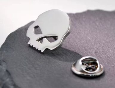 Harley-Davidson Spille & Fermagli: Pin's Harley Davidson tête de mort argentée J060 – Nuovo e nell'imballaggio originale da Allens venduto da MADE.IN.ROCK.N.ROLL 1
