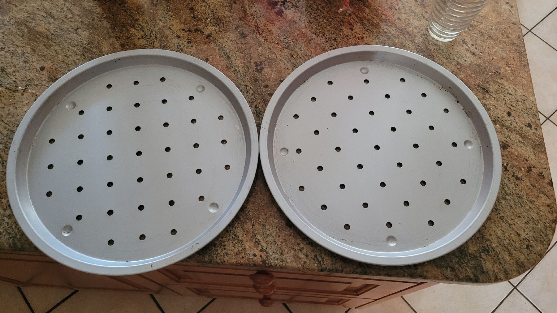 Migros Teglie da forno: Pizzableche 2 Stk ø 33cm – Usato da Warth venduto da aussieaussie