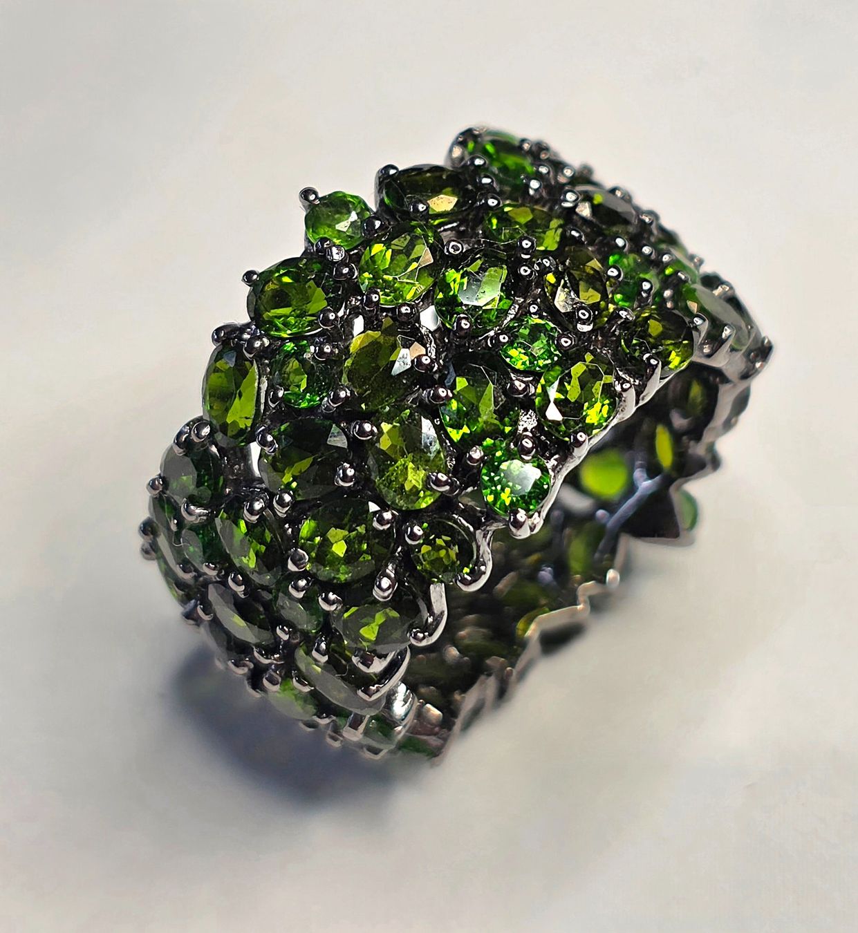 Bagues: Eternity Ring mit sattgrünen Edelsteinen – Neuf (Voir description) à Zürich par adriben 4