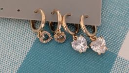 Ungetragene Ohrenringe mit Herzen - Modeschmuck