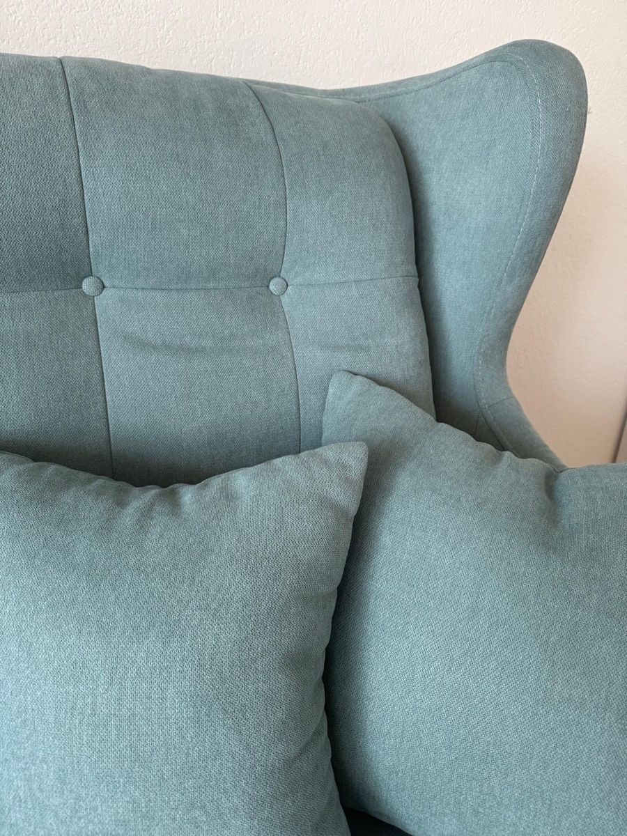 Divani: 2er-Sofa grünblau/mint mit Kissen – Usato da Horgen venduto da Krogh 6