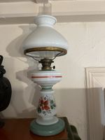Alte Petroleumlampe aus Milchglas mit Blumenmuster 50cm