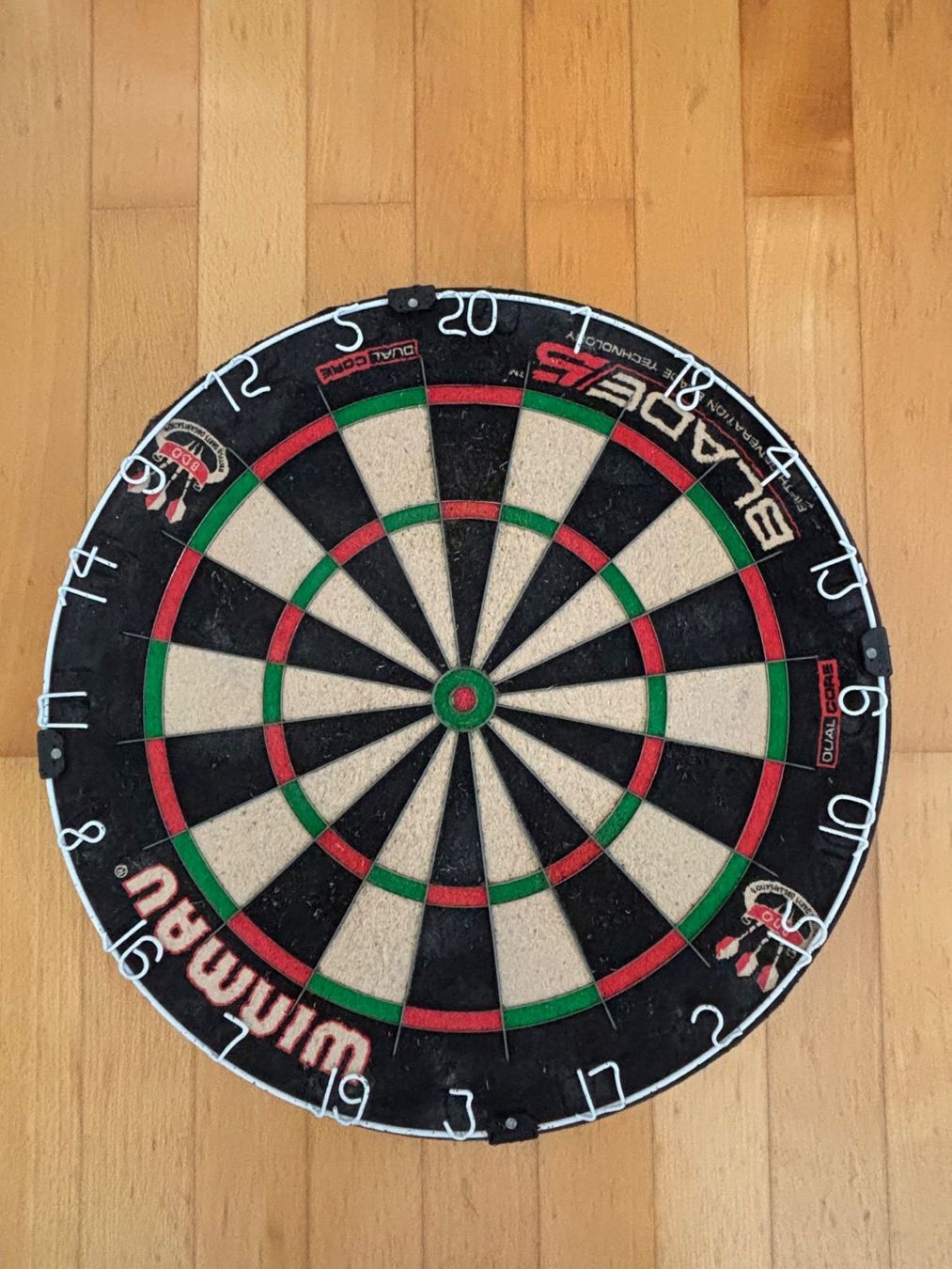 Freccette: WINMAU Blade 5 Darts Board mit 3 Darts – Usato da Düdingen venduto da NeymarJr3 1