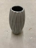 Graue Blumenvase