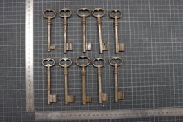 Lot mit 10 antiken Schlüsseln