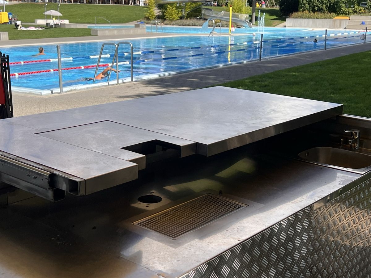 Allestimento di negozi e stand fieristici: Bartheke Outdoor Edelstahl – Usato da Pfäffikon ZH venduto da fdemuth 3