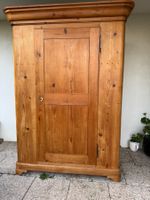 Rustikaler Antike Kleiderschrank, Massivholz, viel Stauraum!